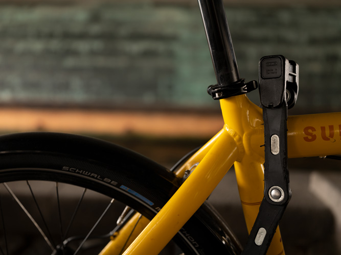 Gul cykel med cykellås - close-up-billede