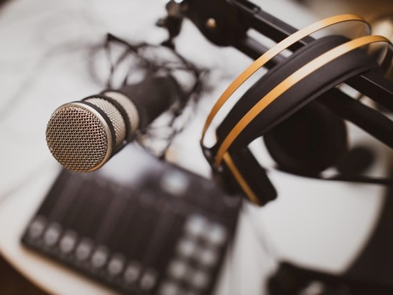 podcast-udstyr (mikrofon og hørebøffer)
